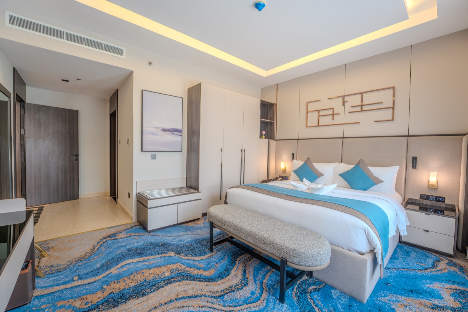 Classic Room with a king bed, bench and patterned carpet